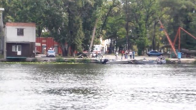20190725 111529 патрульная лодка полиции врезается в детей на спортивной лодке (2/3) смотреть онлайн