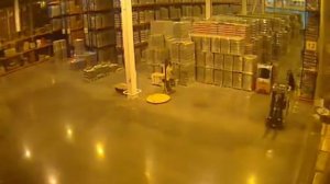 Падение стеллажа на складе