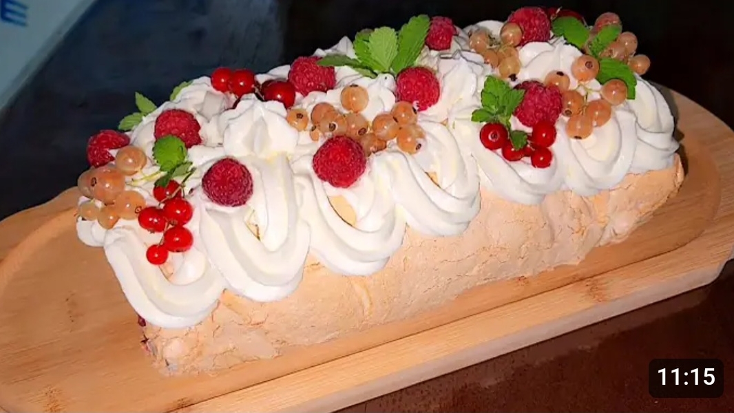 МЕРЕНГОВЫЙ РУЛЕТ С ЯГОДАМИ НА 💯%.😋👍 смотреть онлайн