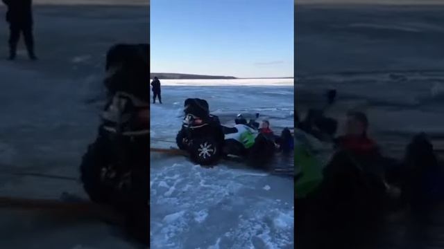 Достают утонувший квадроцикл со дна смотреть онлайн