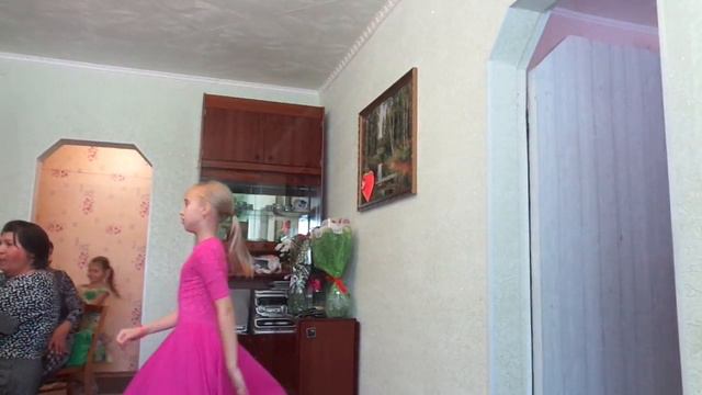 ЭЛЯ ТАНЦУЕТ!!!!У БАБУШКИ НА ДНЕ РОЖДЕНИЯ!!! смотреть онлайн