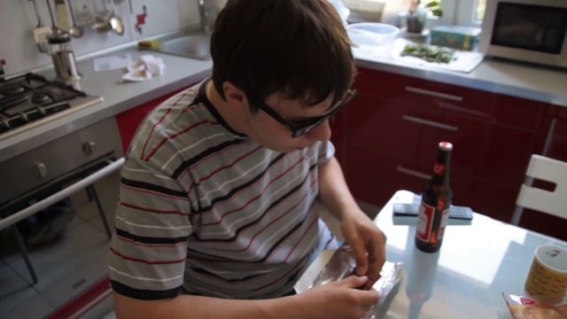 Съел шоколадку за 53 секунды!!