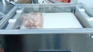 Упаковка свежего мяса в вакуумный пакет