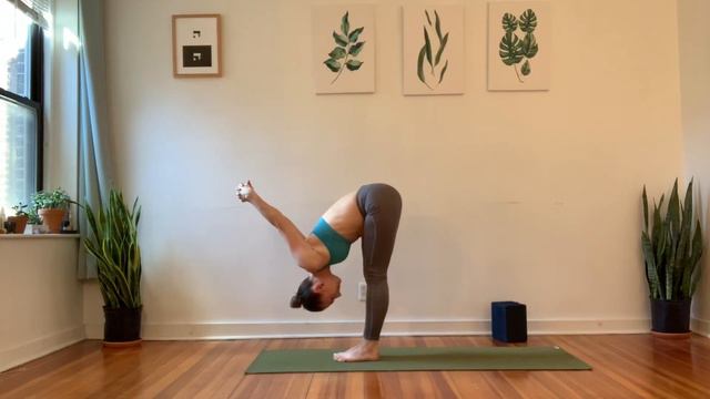 30-minute Shoulder Stretch and Breath Focused Flow смотреть онлайн