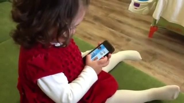 Девочка 1 год 10 месяцем владеет iPhone смотреть онлайн