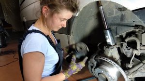 Замена пыльника передней стойки VW Crafter