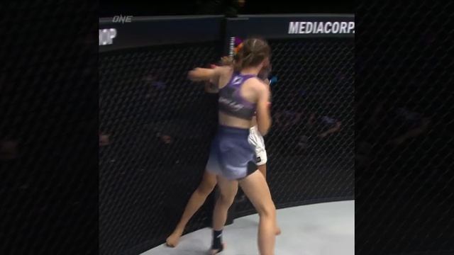 Девчонка держит удар! смотреть онлайн