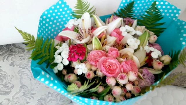 Я НЕ ФЛОРИСТ! Я ТОЛЬКО УЧУСЬ! ОЦЕНИТЕ МОИ СТАРАНИЯ! БУКЕТ ДЛЯ ИМЕНИННИЦЫ! смотреть онлайн