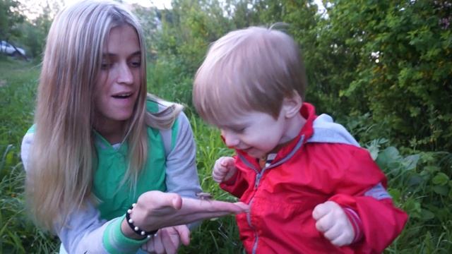 Принцесса Милашка ловим майских жуков catch beetles смотреть онлайн