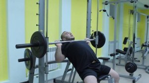 Жим лежа на наклонной скамье Смита.
