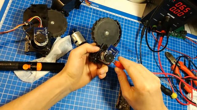 Ремонт робота-пылесоса Kitfort KT-504 (Panda X600). Замена двигателей колес и щеток. смотреть онлайн