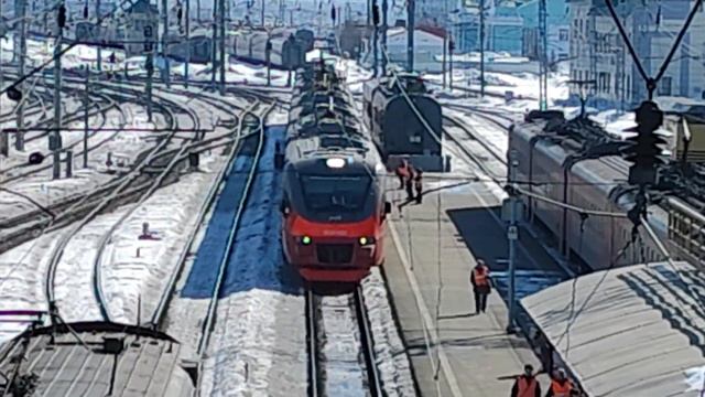 Электропоезд ЭП2Д-0195 прибывает на станцию Новосибирск-Главный смотреть онлайн