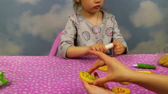 ✪ДАША РИСУЕТ НА ПЕЧЕНЬКАХ//DASHA DRAWS ON COOKIES смотреть онлайн