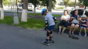 Учимся кататься на роликах.