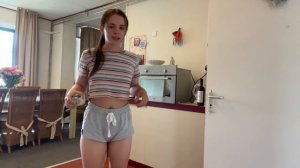 Уф натянула шорты на живот