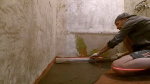 Подготовка оснований в ванне. Выравнивание пола в ванне клеем. Монтируем дверной проем в комнату.