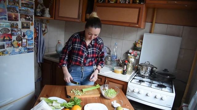Вкусный салат с сельдереем и курицей))) смотреть онлайн