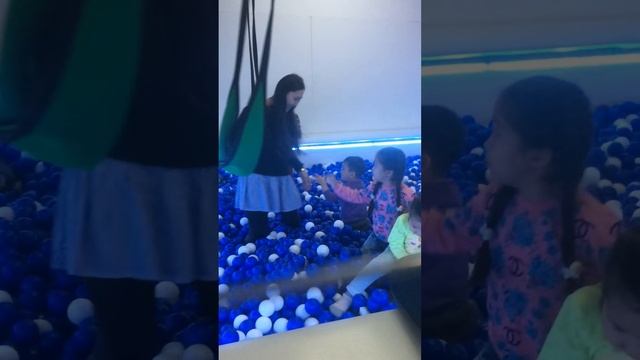 Шариковый бассейн смотреть онлайн