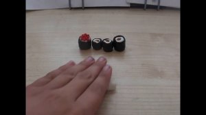 Как слепить роллы из пластилина.