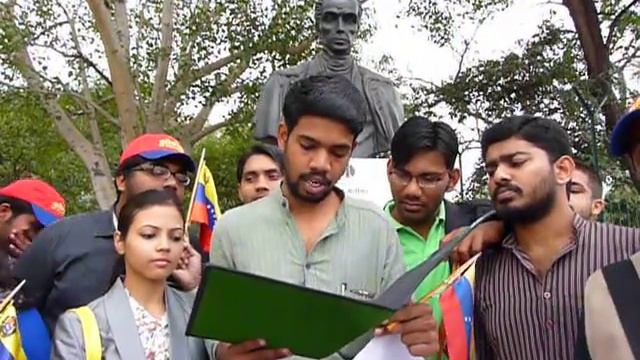 Estudiantes Universitarios en Nueva Delhi manifiestan Solidaridad con la Revolucion Bolivariana. смотреть онлайн