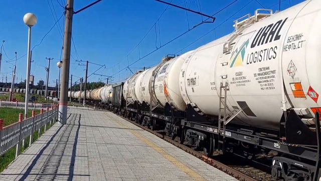 Электровоз ВЛ10У-187 с грузовым поездом следует по перегону Саранск-1 - Ялга смотреть онлайн