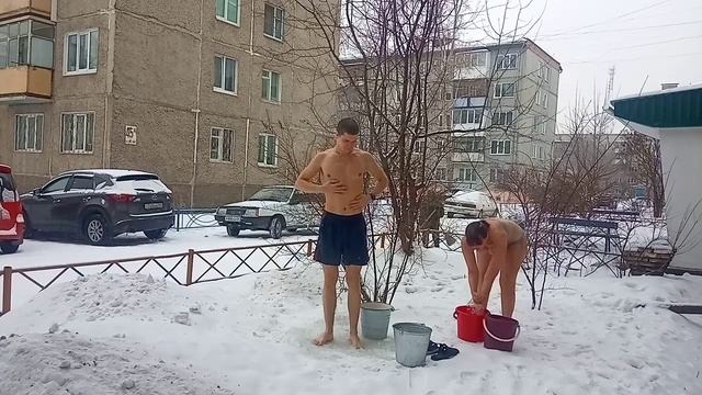 ✓7 часть с МАМОЙ✓ ОБЛИВАНИЕ И РАСТИРАНИЕ СНЕГОМ В -10°С ХОЛОДНОЙ ВОДОЙ. ЗАКАЛИВАНИЕ ЗИМОЙ МИНУСИНСК смотреть онлайн