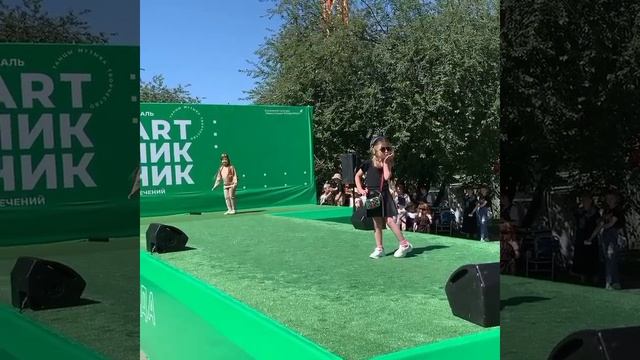 Как ходить по подиуму. Маленькая Полина вам покажет. смотреть онлайн