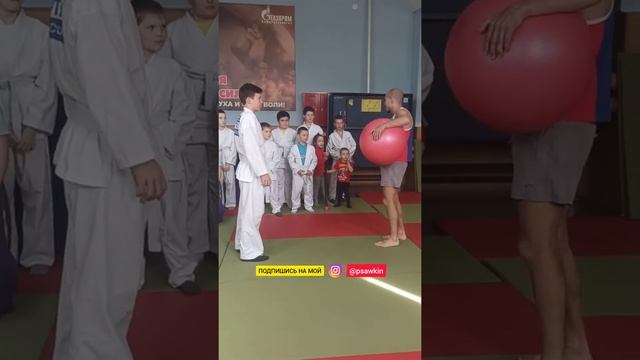 ШОК! ЛЫСЫЙ СЭНСЭЙ ЖЁСТКО ПРОУЧИЛ УЧЕНИКА! смотреть онлайн