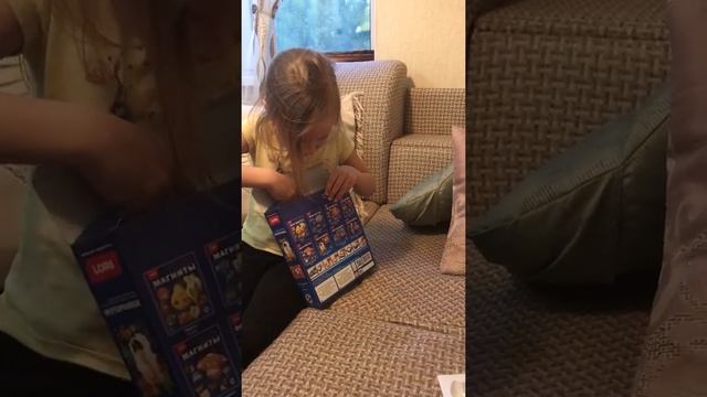 Подарили подарок открываем Miss Sofia TV распаковка подарка дети 2017 для девочек смотреть онлайн