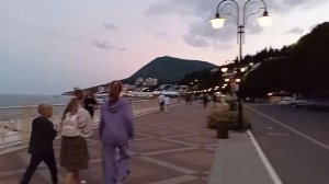 Алушта , по набережной Профессорского уголка.