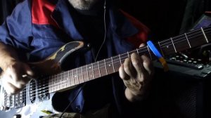 Мой друг, лучше всех играет блюз (на гитаре)