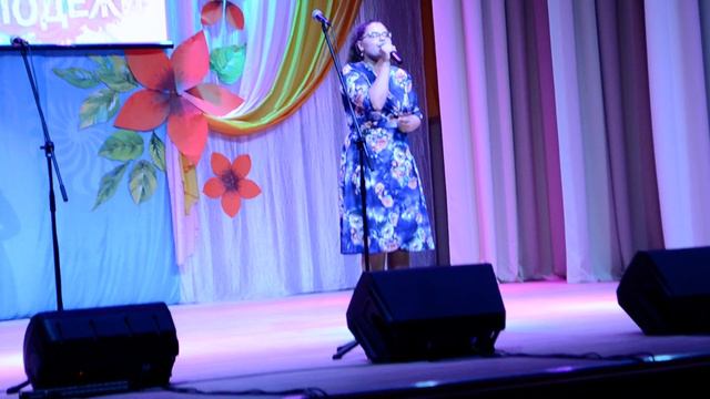 Ирина Медведева выступает на Дне молодежи смотреть онлайн