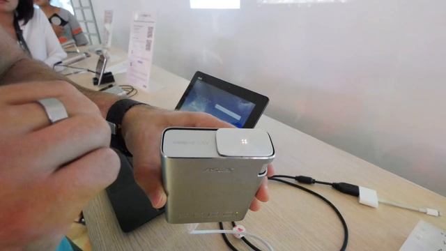 Asus ZenBeam E1 Mini Projektor erster Eindruck [4K UHD] смотреть онлайн