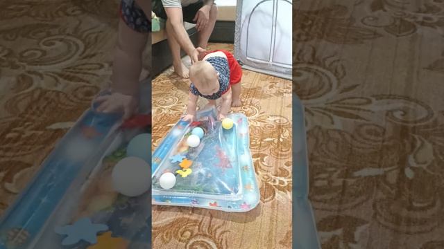 Мелиссе 6 месяцев, пытается встать без поддержки!😊💝 смотреть онлайн