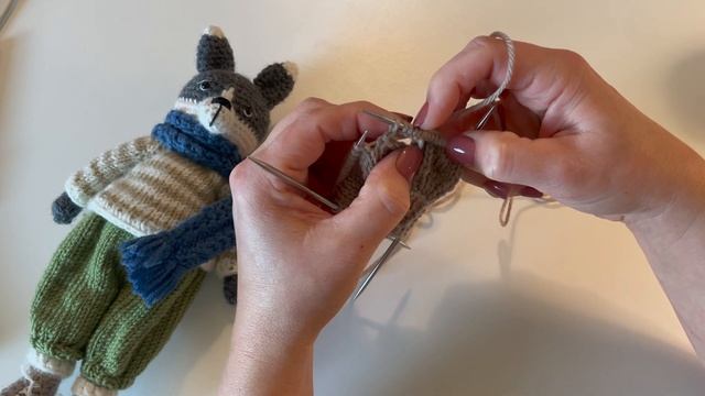 How to Make a Hole in Knitted Pants for Amigurumi Tail смотреть онлайн