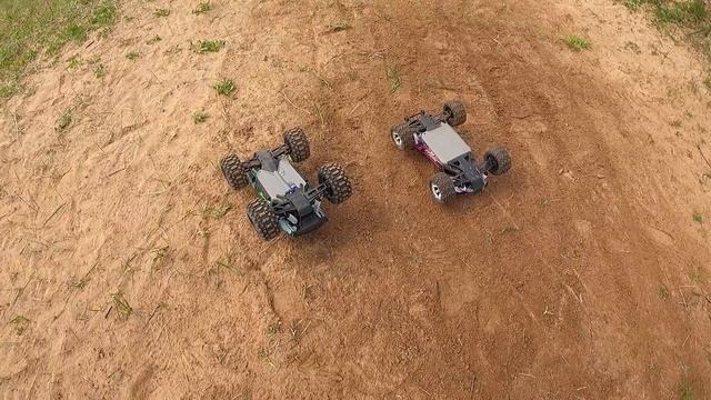 TRAXXAS Hoss 4X4 VXL против Rustler 4X4 ... Кто круче? Сравнительный тест смотреть онлайн