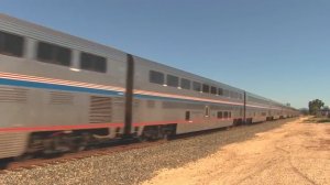 Видео Поезд в Америке США. Мощные локомотивы тянут скоростные двухэтажные поезда в Америке