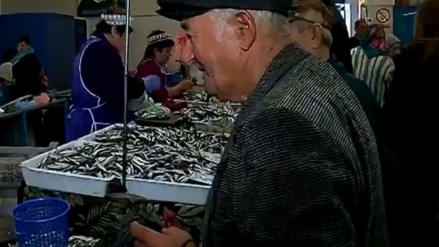 На керченских рынках невероятно дешевая хамса смотреть онлайн