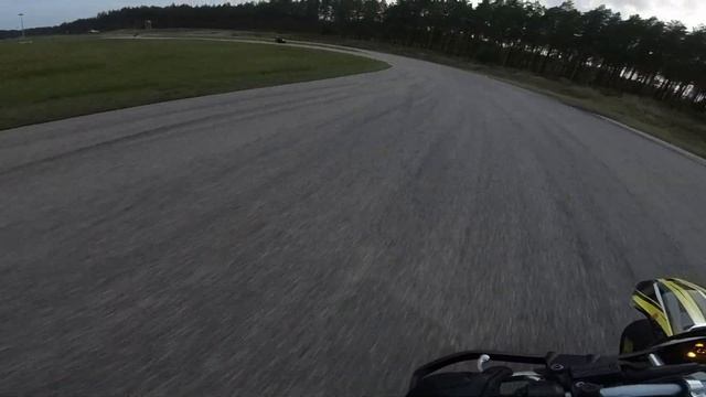 На треке НОЧЬЮ! Husqvarna 701 supermoto МОГЁТ! смотреть онлайн