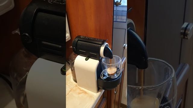 Капсульная кофемашина DeLonghi Essenza Nespresso смотреть онлайн