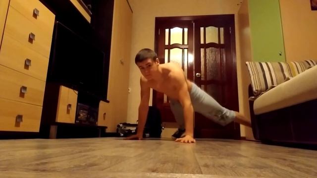 Отжимания на одной руке (х2) смотреть онлайн