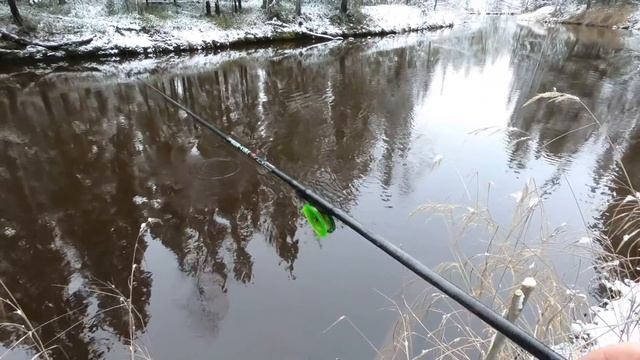 ОТОРВАЛСЯ НА ПОПЛАВОК ХОТЯ УЖЕ ОТКРЫЛ ПЕРВЫЙ ЛЁД! ЗИМНЯЯ РЫБАЛКА ПРЁТ, А ТУТ РЕЧКА ЖИДКАЯ В ЛЕСУ)))