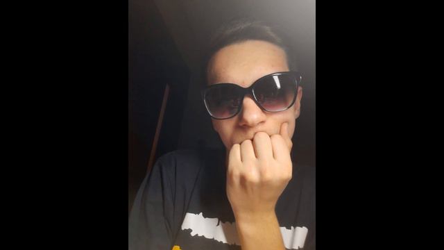 Чёкнутый автор видео сидит и слушает хайповую музыку смотреть онлайн