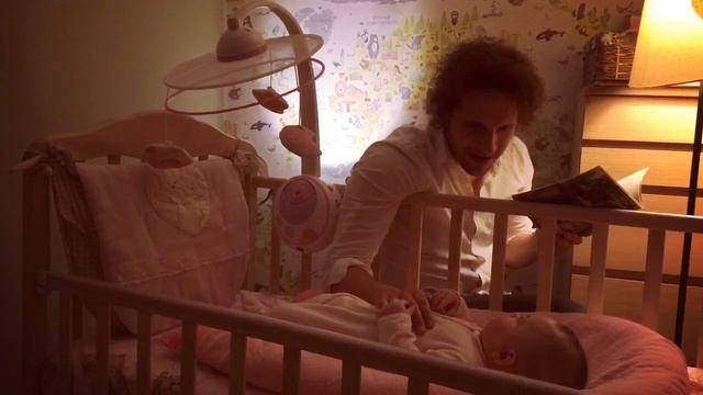 Артист Егор Закреничный читает дочке "Оле-Лукойе" смотреть онлайн