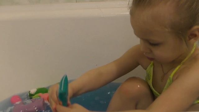 ✿ Синяя ванная Пена шипучая бомбочка с сюрпризом и краски рисуем в ванной #MiniMiss смотреть онлайн