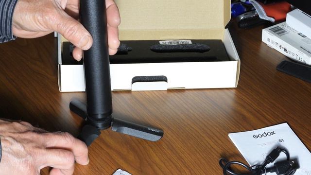 Godox BPC-01 10,000mAh Charging Grip with Mini Tripod Unboxing смотреть онлайн