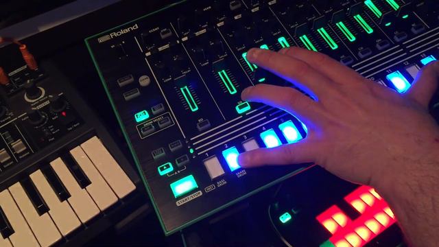 Roland Aira TR8 & TB3 acid session смотреть онлайн
