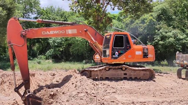 พาชมแม็คโคร DAEWOO 220LC-V ของทีมงานภูมิพัฒน์ смотреть онлайн