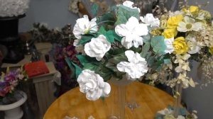 Высокая композиция из цветов для бюджетных свадеб