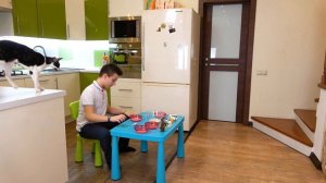 Саша играет в доктора с уколами